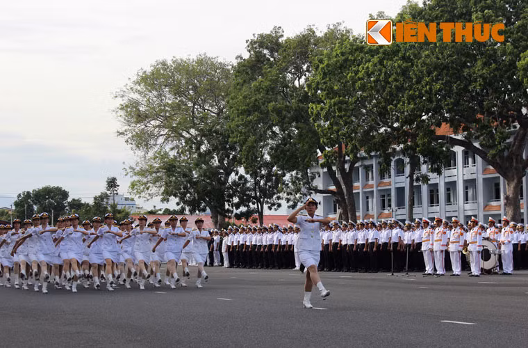 Và những bóng hồng với bước chân rất hoành tráng trong buổi lễ.