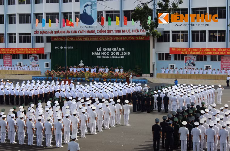 Chiều nay (14/9), Học viện Hải quân đã long trọng tổ chức Lễ khai giảng năm học mới 2015-2016 với sự hiện diện của rất nhiều quan khách, các trường cao đẳng, đại học trong và ngoài quân đội trên địa bàn tỉnh Khánh Hòa cùng đông đảo giảng viên, học viên nhà trường. Ảnh: Lễ khai giảng năm học 2015-2016 được mở đầu bằng nghi thức chào cờ.
