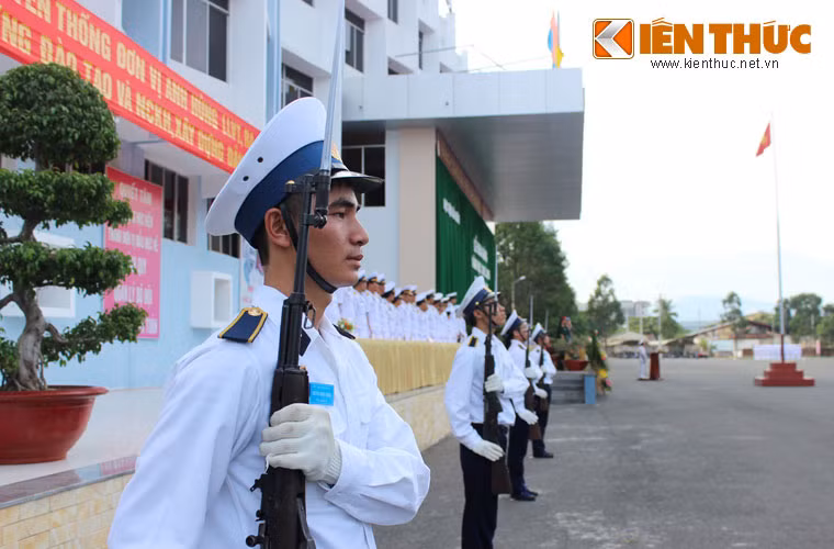 Cận cảnh một chiến sĩ tiêu binh nghiêm trang trong buổi lễ.