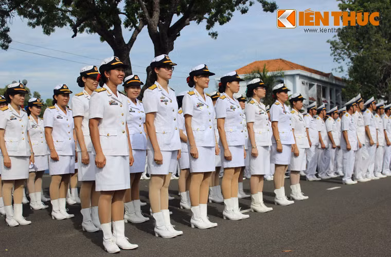 Khối quân nhân nữ nghiêm trang trong đội hình.