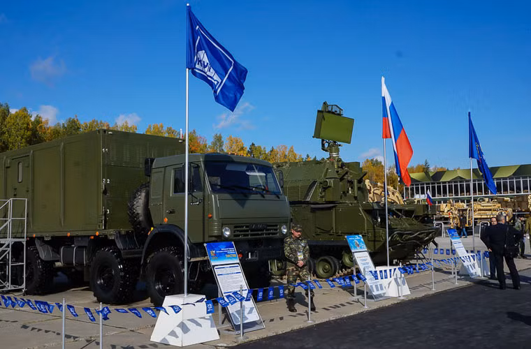 Trong ảnh là gian trưng bày các tổ hợp radar, tên lửa phòng không do tập đoàn Almaz-Antey sản xuất.