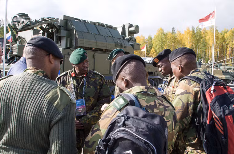 Các sĩ quan quân đội quốc gia châu Phi đứng gần xe chiến đấu tổ hợp tên lửa phòng không tầm thấp Tor-M2.