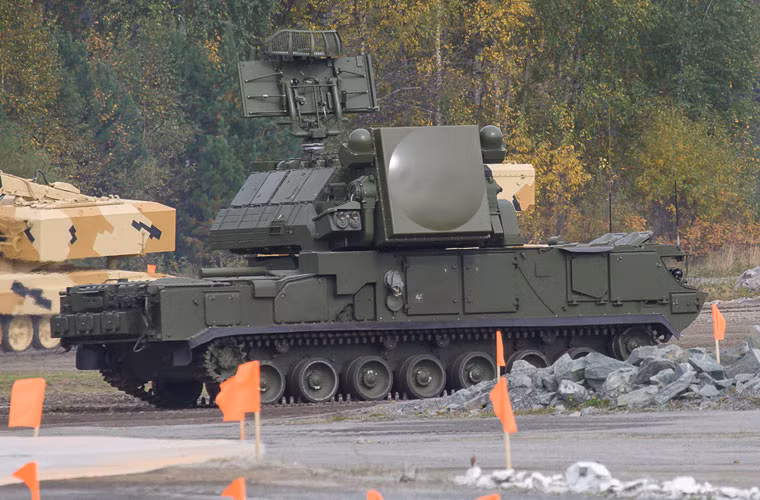 Trong ảnh là xe chiến đấu của tổ hợp Tor-M2E với module chiến đấu 9A331ME và module tên lửa phòng không 9M334 (chứa 4 đạn 9M9331).