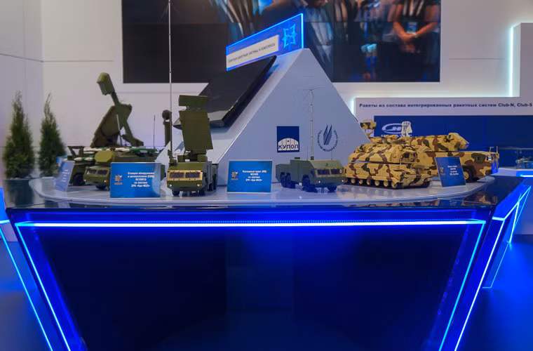 Ngoài gian ngoài trời, Almaz-Antey còn giới thiệu loạt mô hình phòng không ở gian trong nhà. Có thể nhận ra các “gương mặt”: Tổ hợp tên lửa phòng không Tor-M2K bánh lốp và Tor-M2E bánh xích, Buk-M2E phiên bản bánh lốp…