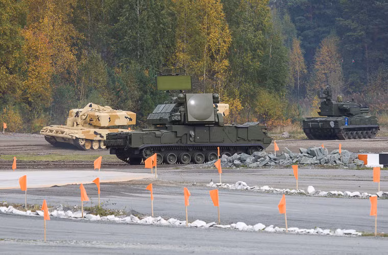 Không chỉ trưng bày tĩnh, các tổ hợp phòng không cũng được Nga thao diễn khả năng tác chiến ở RAE 2015. Trong ảnh, tổ hợp pháo – tên lửa Pantsir (phải), tổ hợp tên lửa Tor-M2 (trung tâm, xe đen) thao diễn.