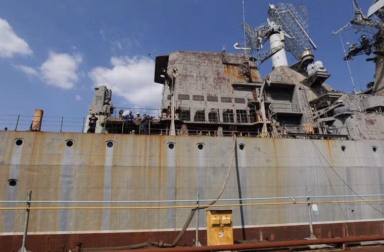 Ukrayina được khởi đóng tại nhà máy 61 Kommunara ở Mykolaiv Ukraine năm 1983, chính thức hạ thủy năm 1990 trước khi Liên Xô tan rã. Dẫu vậy, các khó khăn về kinh tế chính trị khiến việc hoàn thiện con tàu không được thực hiện khi nguồn ngân sách tạm dừng cùng năm nó được hạ thủy.