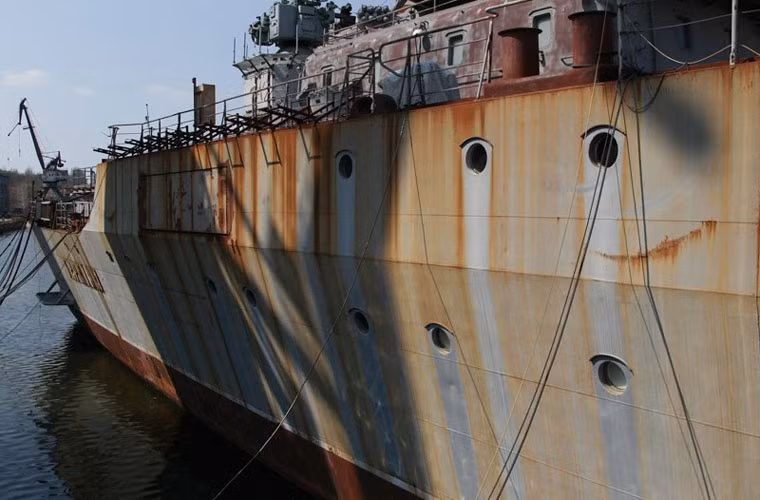 Không đủ khả năng để hoàn thiện, năm 1993, Hải quân Nga quyết định từ bỏ Ukrayina và trả nó về Ukraine. Tuy nhiên, chính quyền Ukraine khi đó cũng chẳng mấy cần thiết tới con tàu khổng lồ tốn kém này. Sau cùng, họ quyết định rao bán nó với giá khoảng 30 triệu USD nhưng chẳng mấy ai quan tâm.