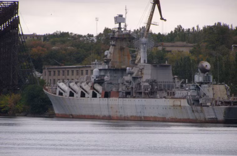 Trong hàng chục năm sau đó, tuần dương hạm tên lửa Ukrayina tiếp tục nằm phơi sương phơi gió, không được bảo dưỡng tại nhà máy ở Mykolaiv. Đến thời điểm này, cả con tàu nhìn như một đống sắt vụn, các trang bị bị rỉ sét phần lớn, khó có thể khôi phục.