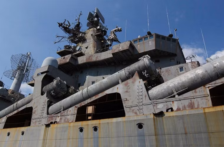 Cận cảnh ống phóng tên lửa hành trình P-500 Bazalt bám bẩn sau hàng chục năm không ai ngó ngàng.