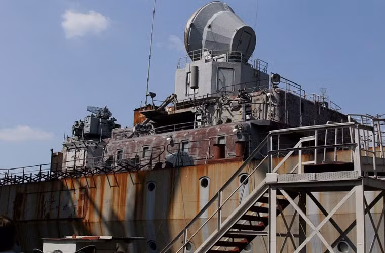 Không thể bán được cho Nga, ngân khố rỗng tuếch, nợ đầm đìa, Ukraine một lần nữa cố gắng chào mời bất kỳ quốc gia nào sẵn sàng mua con tàu dài gần 200m, lượng giãn nước gần 12.000 tấn này.