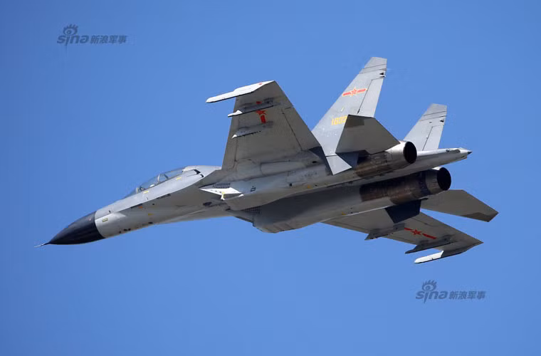 Thiết kế của J-11BS có vẻ như là bắt chước mẫu Su-27UBK của Nga cũng được xuất khẩu cho Trung Quốc. Đó là biến thể 2 chỗ ngồi của Su-27SK dành cho huấn luyện.