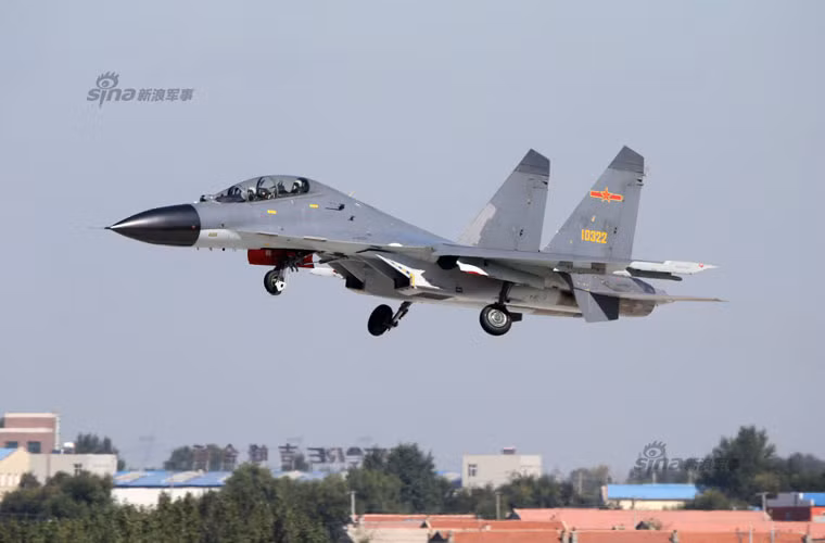 J-11BS là biến thể huấn luyện hai chỗ ngồi của J-11B – sao chép công nghệ máy bay Su-27 huyền thoại của Nga.