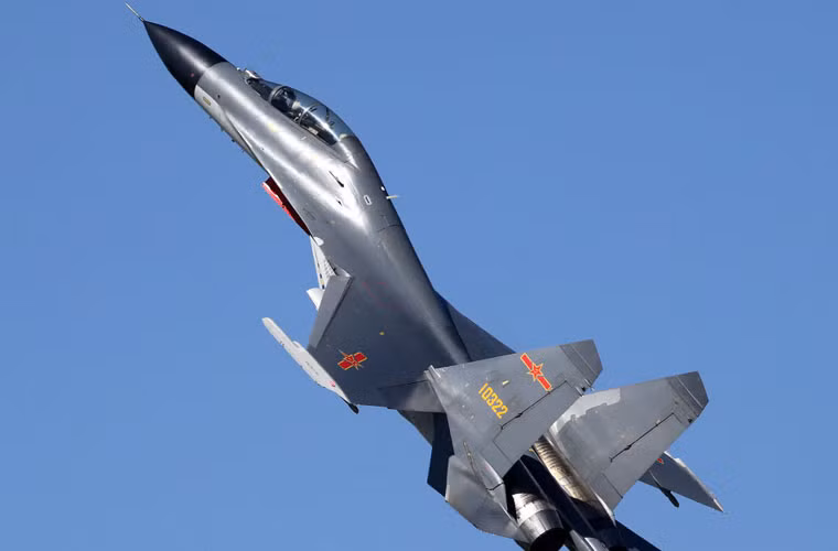 Tuy được xem là thiết kế sao chép, nhưng chiến đấn cơ J-11B được các chuyên gia đánh giá là khác nhiều so với mẫu gốc. Cụ thể, nó có nét tương đồng về khung thân nhưng trang bị công nghệ điện tử cảm biến của Trung Quốc.