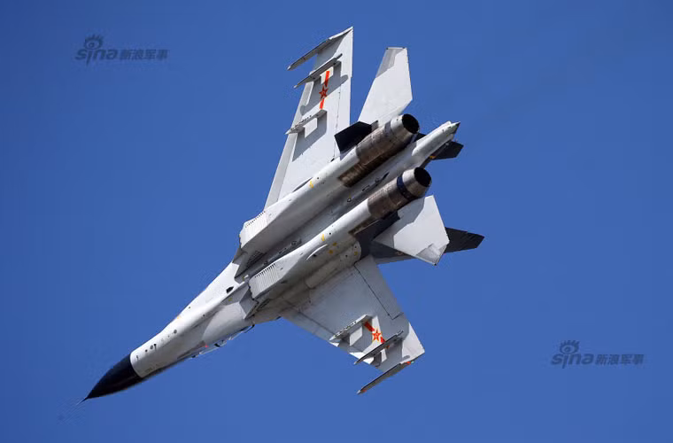 Ảnh chiến đấu cơ J-11BS thực hiện bài bay nhào lộn trên không.