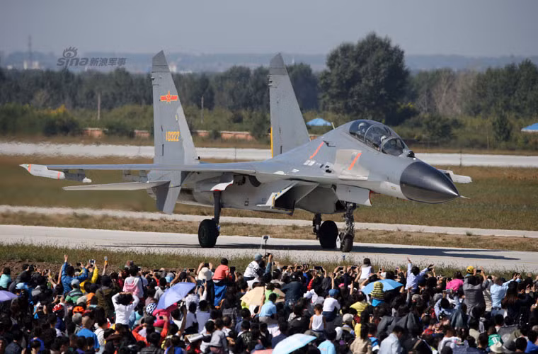 Trong cuộc triển lãm hàng không nội địa mới khai mạc vào ngày hôm quan, Không quân Trung Quốc đã điều chiến đấu cơ J-11BS bay biểu diễn trước đông đảo khách thăm quan. Trong ảnh, khách thăm quan được đứng rất gần đường băng nơi chiếc J-11BS lăn bánh cất cánh.