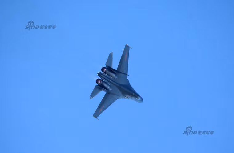 Điển hình, trên J-11B thay thế động cơ AL-31F bằng loại Thái hành WS-10A của Trung Quốc. Bên cạnh đó, toàn bộ hệ thống radar điều khiển hỏa lực, tổ hợp trinh sát quang điện, radar cảnh báo sớm đều được nội địa hóa. Thậm chí, có nguồn tin cho rằng, J-11B đã được nâng cấp với công nghệ radar mạng pha chủ động.