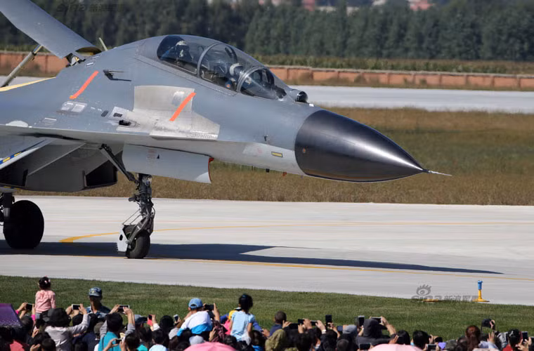 Còn với J-11BS, Trung Quốc phát triển lên thành mẫu J-16 – một chiếc máy bay giống hệt mẫu Su-30MKK/MK2 của Nga. Lưu ý rằng, Su-30MK cũng được Nga phát triển trên cơ sở loại Su-27UB.