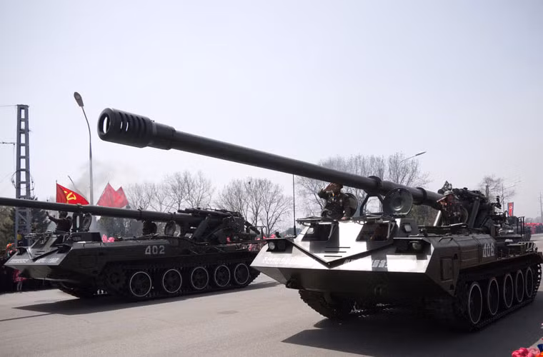 Thấy rõ được nhược điểm không mang theo được đạn pháo, trong một số cuộc duyệt binh gần đây, Quân đội Triều Tiên cho ra mắt mẫu siêu pháo tự hành Koksan phiên bản mới đặt trên khung gầm cơ sở loại xe xích dài thân.