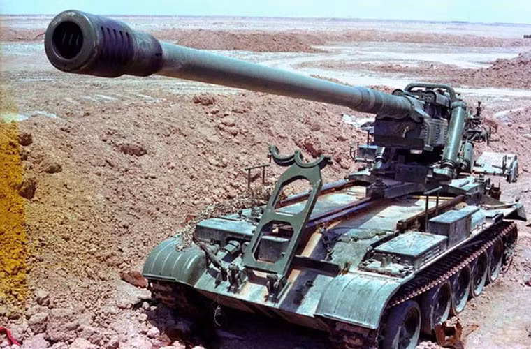 Một số góc ảnh khác cho thấy rằng, toàn bộ phần đặt tháp pháo trên tăng Type 59 được “san phẳng”, khung bệ pháo đặt lùi về phía đuôi xe tăng. Việc thiết kế như vậy có thể vì trọng lượng khẩu pháo quá lớn trong khi khung bệ nhỏ hơn. Cũng chính vì thế mà Koksan tuy là pháo tự hành nhưng nó không thể mang theo đạn dự trữ.