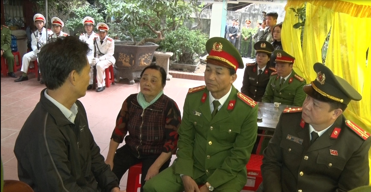 Dai uy cong an hi sinh khi ngan danh nhau: 4 doi tuong bi khoi to