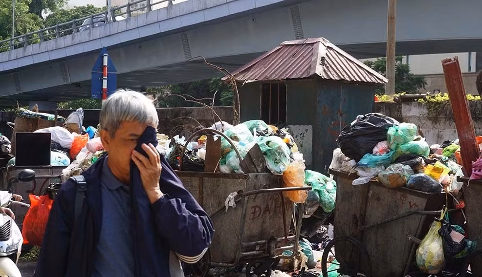 Rac thai ngap pho Yen Phu: Cty Minh Quan dang “ve sinh” tuyen pho nao Ha Noi?-Hinh-2