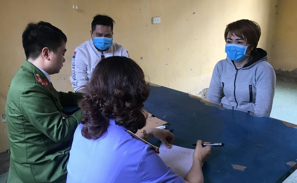 Nguyễn Thị Ánh Tuyết tại cơ quan công an.