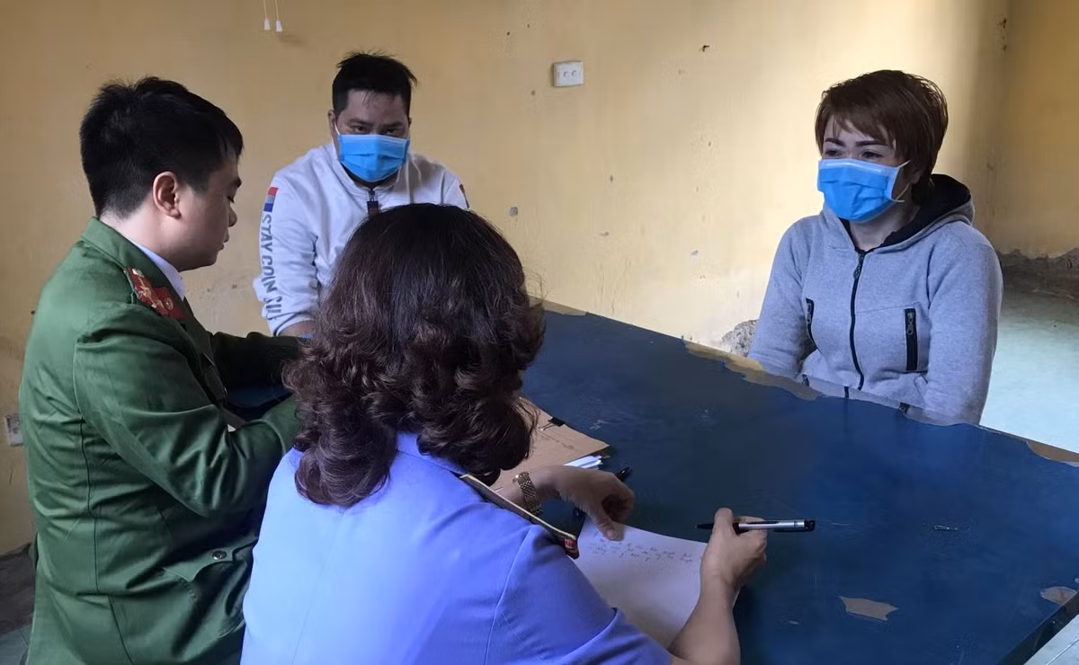 Nguyễn Thị Ánh Tuyết tại cơ quan công an.