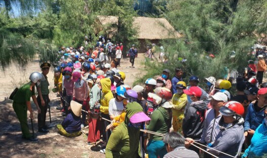 Tối 17/6, Phê cùng với một số người bạn rủ nạn nhân đi đến khu vực gành Đá Đĩa (xã An Ninh Đông, Phú Yên) chơi, trong đó có bé gái 13 tuổi. Đêm cùng ngày, Phê chở nạn nhân về và nảy sinh ý định hiếp dâm. Phê đưa bé gái vào khu vực rừng dương gần cầu An Hải, thuộc thôn Phú Sơn, xã An Ninh Đông. Tại đây Phê giở trò đồi bại nhưng bị nạn nhân chống cự quyết liệt. Khi nạn nhân bỏ chạy, Phê đuổi theo, bóp cổ thiếu nữ đến bất động và hiếp dâm nạn nhân. Khi phát hiện nạn nhân tử vong, Phê đào một hố dài khoảng 1,5 mét rồi kéo xác nạn nhân vào hố lấp cát lại, dùng lá cây phủ lên trên, rồi đi về nhà.