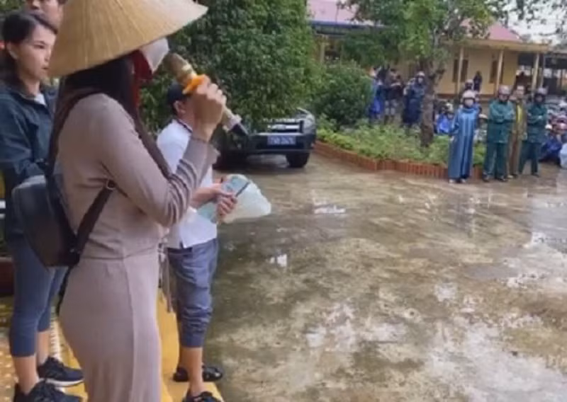 Nguoi dan deo vang nhan tien ho tro tu Thuy Tien: Chi la nhan thay?