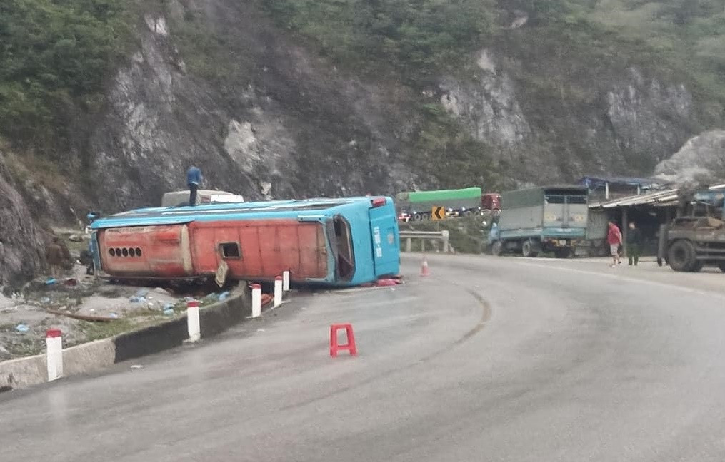 Xe khach tu lat tren deo Thung Khe, 2 nguoi tu vong-Hinh-3