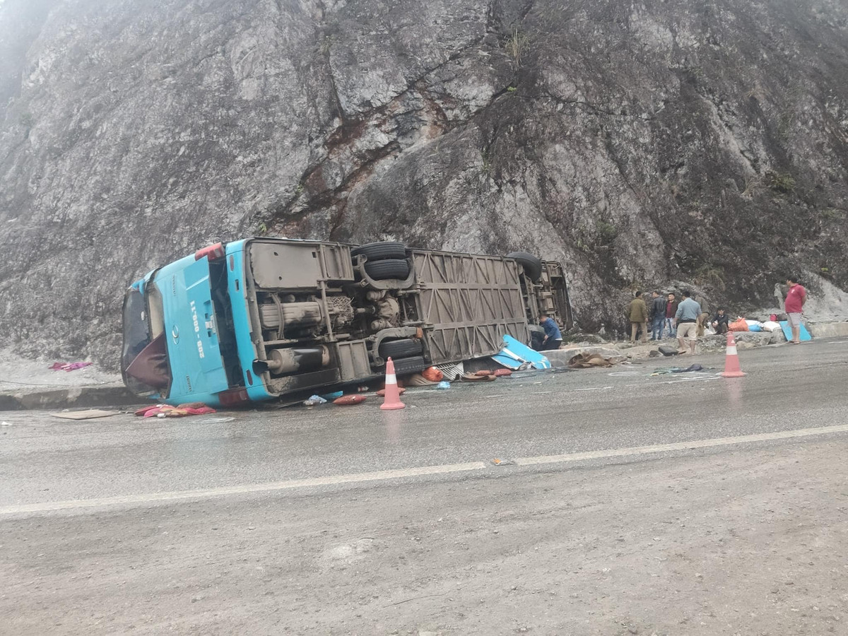 Xe khach tu lat tren deo Thung Khe, 2 nguoi tu vong-Hinh-2