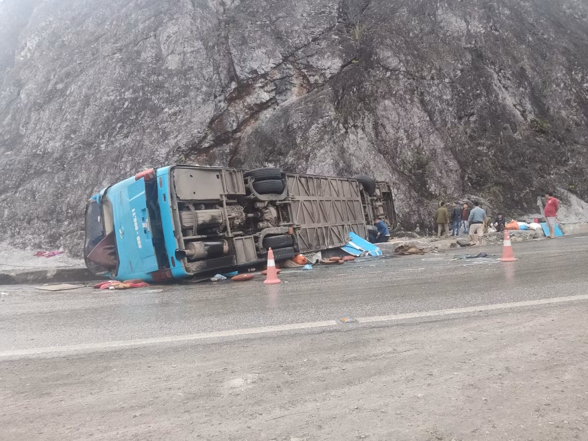 Xe khach tu lat tren deo Thung Khe, 2 nguoi tu vong-Hinh-2