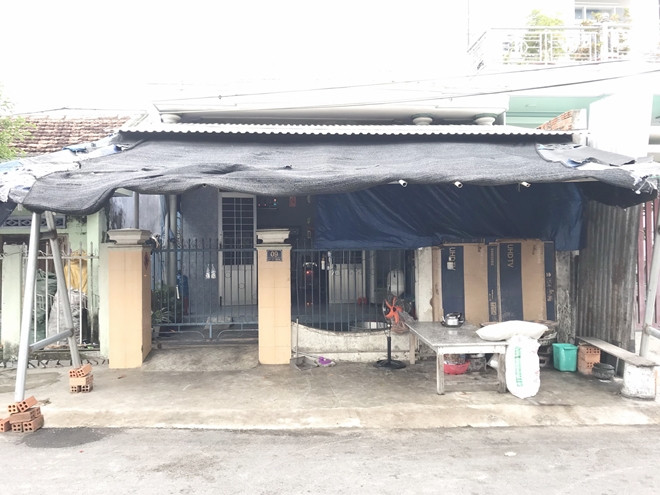  2.Sát hại vợ bằng nhiều nhát dao rồi tự sát. Ngày 1/11, Công an tỉnh Khánh Hòa đang điều tra vụ án chồng sát hại vợ tại thị trấn Vạn Giã, huyện Vạn Ninh. Trước đó, do mâu thuẫn, ông Hồ Đắc Dương (SN 1972) trú ở 9 Lý Tự Trọng, tổ dân phố số 9 đã dùng dao sát hại vợ là Nguyễn Thị Thanh Thúy sau đó vào nhà tắm tự tử. Cả hai hiện đang điều trị tại bệnh viện. Ảnh: CAND