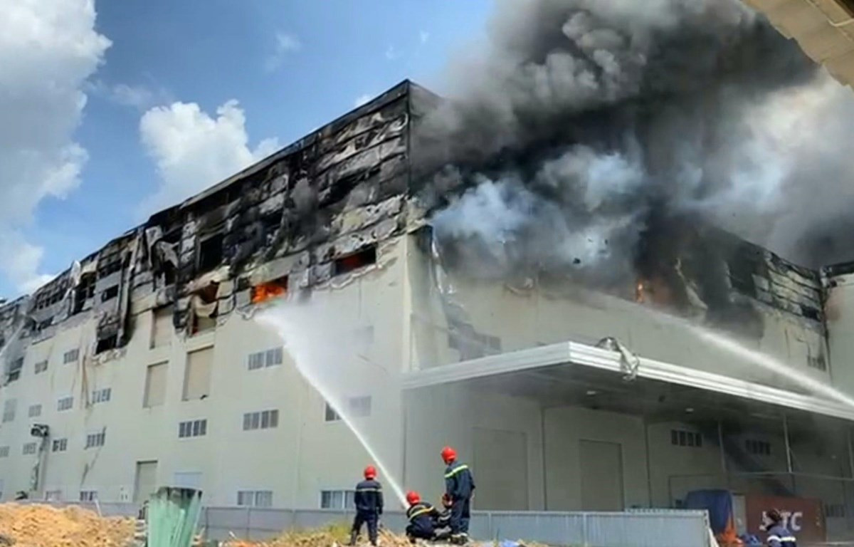  5. Cháy lớn tại nhà xưởng công ty sản xuất ghế sofa. Khoảng 11h ngày 01/11 tại nhà xưởng Công ty cổ phần công nghiệp DSVK, công ty chuyên sản xuất ghế sofa tại KCN Sóng Thần 3, phường Phú Tân, TP Thủ Dầu Một, nhiều công nhân đang làm việc thì ngọn lửa bất ngờ bùng phát, công nhân đã nhanh chóng dập lửa, một số khác thì tháo chạy khỏi biển lửa. 10 xe chữa cháy cùng hàng chục cán bộ chiến sĩ đến hiện trường để dập tắt vụ cháy.