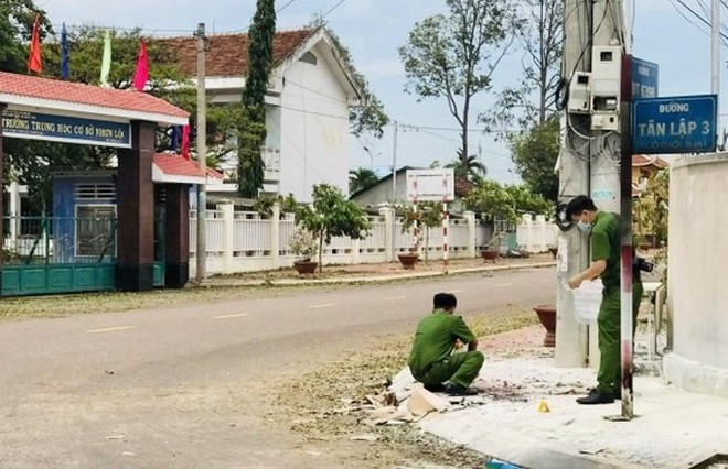  6.Chém vợ chồng thông gia rồi tẩm xăng tự thiêu. Ngày 1/11, VKSND tỉnh Bình Định cho biết, cơ quan điều tra đã khám khám nghiệm hiện trường, khám nghiệm tử thi vụ việc chém người rồi tự thiêu, dẫn đến tử vong vừa xảy ra trên địa bàn thị xã An Nhơn, tỉnh Bình Định. Bước đầu xác định, ông Nguyễn T. (61 tuổi, quê xã Nhơn Lộc, thị xã An Nhơn, hiện sống tại TP HCM) chết hôm 29/10 do bỏng nặng. Trước đó, do mâu thuẫn bùng phát, ông T. đón xe từ TP.HCM về quê nhà ở Bình Định chém vợ chồng ông thông gia trọng thương rồi tẩm xăng tự thiêu. Vợ chồng ông thông gia bị thương tích nặng nên đang cấp cứu tại Bệnh viện Đa khoa tỉnh Bình Định.