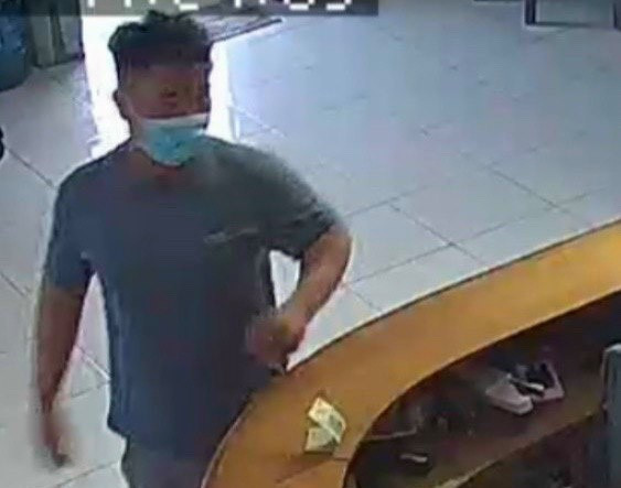  3. Xác định nghi can sát hại người phụ nữ trong khách sạn ở TP.HCM. Ngày 1/11, Ngày 1/11, Công an quận Thủ Đức đang truy bắt nghi can sát hại người phụ nữ trong khách sạn ở quận Thủ Đức. Trích xuất camera, nghi can là nam giới (khoảng 45 tuổi), cao khoảng 1m7. Trước đó, khoảng 16h ngày 29/10, nhân viên khách sạn A.H. phát hiện bà T.T.L (45 tuổi, quê Lào Cai) tử vong.