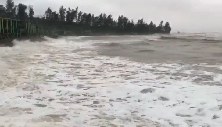 Bao Vamco dang ap sat dat lien, nhieu tinh mien Trung bi anh huong-Hinh-4