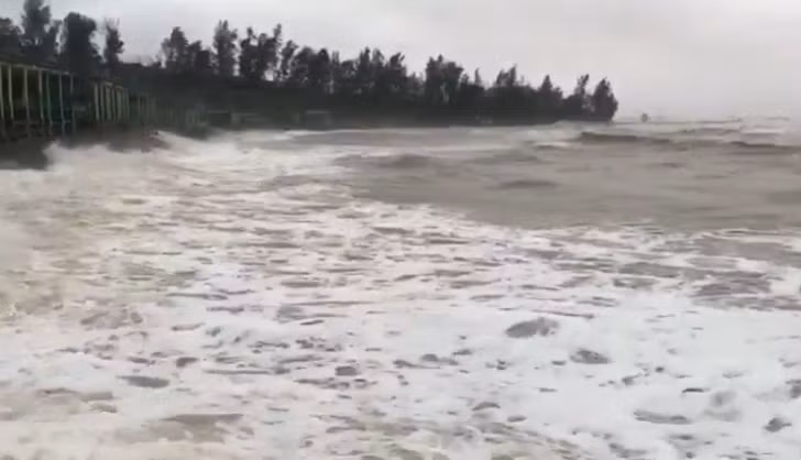 Bao Vamco dang ap sat dat lien, nhieu tinh mien Trung bi anh huong-Hinh-4