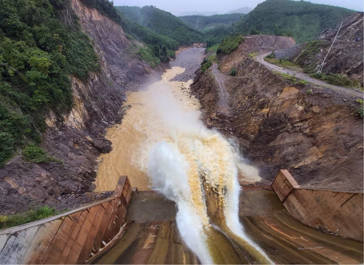 Thuy dien Thuong Nhat tich nuoc trai phep: Toi chong toi... can phat nang?