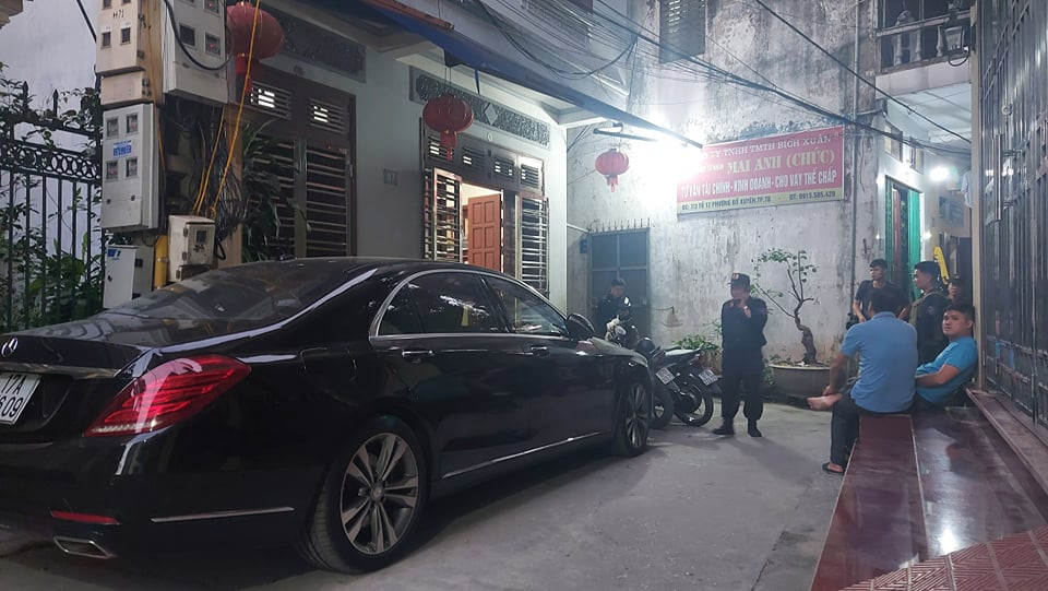 Trước đó, ngày 7/11, Công an TP Thái Bình (tỉnh Thái Bình) đã ra lệnh bắt người bị giữ người trong trường hợp khẩn cấp đối với: Lê Mai Anh và 2 con nuôi là Đỗ Văn Hùng (SN 1991, trú tại xã Thái Học, huyện Thái Thụy, tỉnh Thái Bình) và Hoàng Long Bách (SN 1995, trú tại Tam Quang, huyện Vũ Thư, tỉnh Thái Bình) về hành vi hủy hoại tài sản.