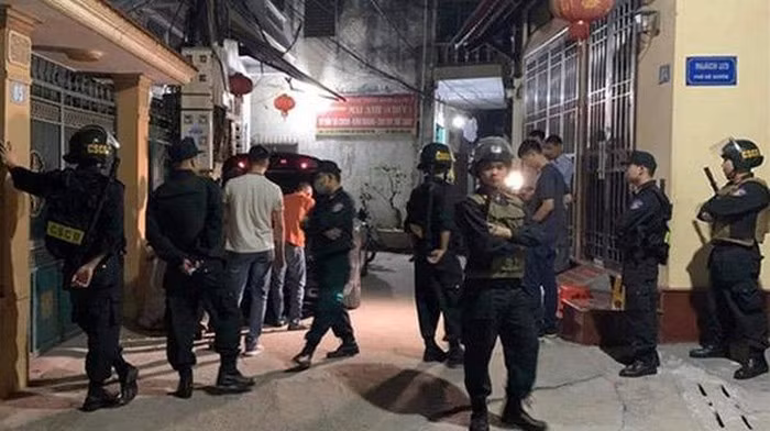 Trước đó, vào khoảng 23h 40 phút ngày 6/11, Cơ quan Cảnh sát điều tra Công an thành phố Thái Bình nhận được đơn trình báo của anh N.Q.D, trú tại phường Tiền Phong, thành phố Thái Bình về việc: Khoảng 23 giờ 25 phút cùng ngày, có 2 đối tượng là nam giới đi xe máy đến khu vực gần nhà anh D, ném túi nilon đựng sơn màu đỏ vào cửa, tường nhà và các hộp sản phẩm yến sào của nhà anh D. Hậu quả nước sơn làm hỏng 2 hộp sản phẩm yến sào của nhà anh D.