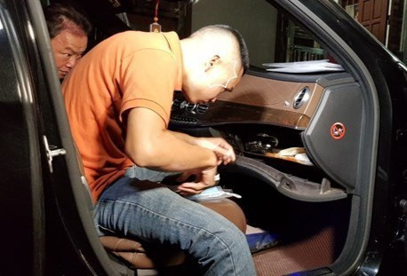 Cùng với đó, chiều tối 7/11, Công an TP Thái Bình đã tiến hành khám xét khẩn cấp chỗ ở và xe ô tô của Lê Mai Anh (tên thường gọi Chúc "Nhị", SN 1962) tại ngõ 3, đường Bồ Xuyên, Tổ 2, phường Bồ Xuyên, TP.Thái Bình), thu giữ được nhiều giấy tờ, tài liệu liên quan đến việc cho vay nặng lãi. Quá trình khám xét chỗ ở, và trên xe ô tô của Chúc “Nhị”, lực lượng chức năng đã thu giữ được nhiều giấy tờ, tài liệu liên quan đến việc cho vay nặng lãi.