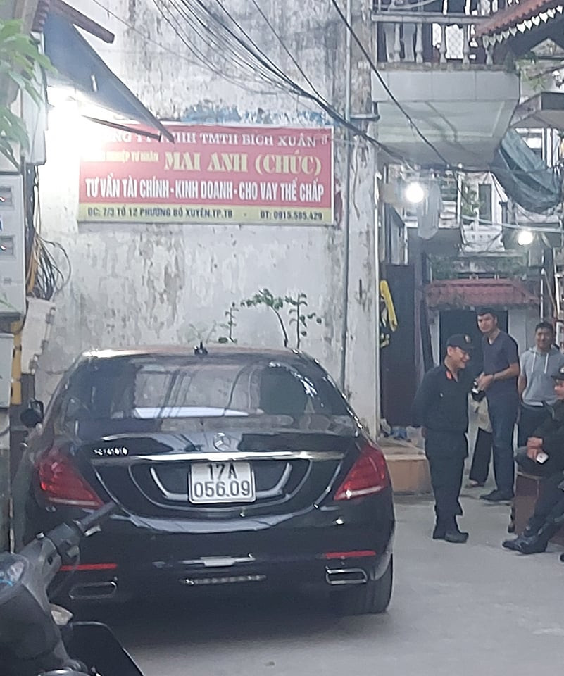 Ngay sau khi nhận được đơn trình báo, Cơ quan Cảnh sát điều tra Công an thành phố Thái Bình đã khẩn trương vào cuộc, tập trung điều tra xác định: Dưới sự chỉ đạo của Lê Mai Anh, sinh năm 1962, trú tại số nhà 7/3, ngõ 3, đường Bồ Xuyên, tổ 2, phường Bồ Xuyên, thành phố Thái Bình, khoảng 23 giờ 25 phút ngày 6/11, các đối tượng: Hoàng Long Bách và Đỗ Văn Hùng đã sử dụng sơn cho vào túi bóng để ném vào nhà anh D, làm hỏng 2 hộp sản phẩm yến sào.