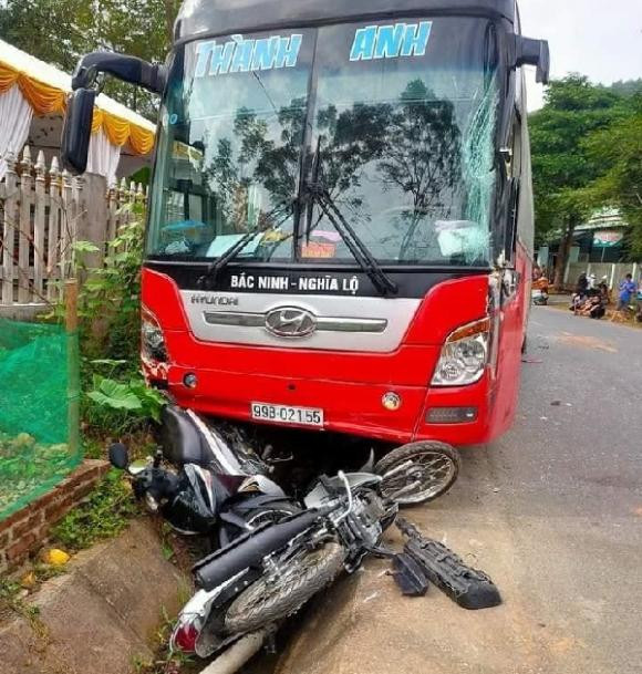 Chiều 28/11, xe khách giường nằm mang BKS 99B 021.55 thuộc nhà xe Thành Anh, chạy tuyến Bắc Ninh - Nghĩa Lộ đang di chuyển theo hướng Phú Thọ - Yên Bái. Đến địa phận xã Thu Cúc, huyện Tân Sơn, tỉnh Phú Thọ mất lái đâm vào hàng loạt xe máy đi cùng chiều phía trước đẩy các xe máy trên xuống rãnh thoát nước bên vệ đường. Vụ tai nạn đã khiến nhiều người bị thương, 5 xe máy hư hỏng.