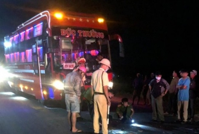 Chiều tối 25/11, xe ô tô khách biển kiểm soát tỉnh Gia Lai 81B-005.55 (nhà xe Đức Thưởng) do tài xế Nguyễn Dũng (42 tuổi, trú ở tỉnh Gia Lai) điều khiển trên đường Hồ Chí Minh chạy hướng Đắk Tô - Ngọc Hồi (Kon Tum). Khoảng 19h cùng ngày, khi đến địa phận thôn 2, xã Tân Cảnh (huyện Đăk Tô), xe khách va chạm với xe máy BKS 82U1-03413 do anh A Trung (27 tuổi) chở anh Hoàng Văn Nhất (28 tuổi, cùng trú tại xã Pô Kô, huyện Đắk Tô) chạy theo chiều ngược lại. Hậu quả khiến anh A Trung và anh Hoàng Văn Nhất tử vong tại chỗ.