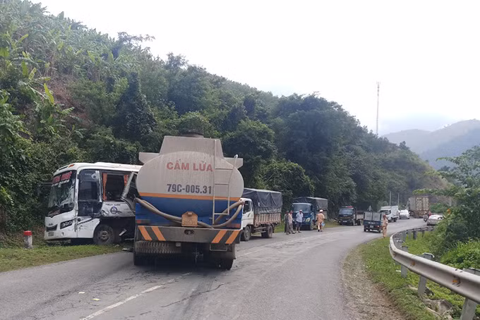 Cũng tại Khánh Hòa, vào 8h30 ngày 27/11, tại Km30+500 Quốc lộ 26, xã Ninh Tây, thị xã Ninh Hòa, tỉnh Khánh Hòa, xe ô tô khách biển kiểm soát 47B-018.21 lưu hành hướng Ninh Hòa - Đắk Lắk vượt xe tải đi cùng chiều phía trước và bị xe bồn biển kiểm soát 79C-005.31 chạy hướng ngược lại tung vào, xe khách đâm vào xe tải biển kiểm soát 79C-023.32 chạy cùng chiều phía sau. Hậu quả, một người trên xe khách bị thương, 3 xe ô tô bị hư hỏng.