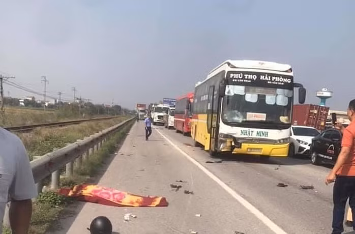 Lien tiep xay ra tai nan lien quan xe khach, nhieu nguoi thuong vong