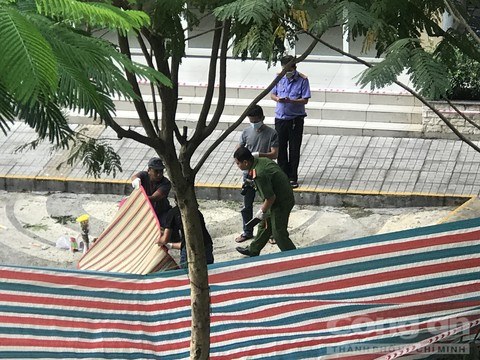  5. Nữ luật sư rơi từ tầng 18 chung cư xuống đất tử vong ở Sài Gòn:Chiều 15/11, Công an quận Thủ Đức, TP.HCM đã khám nghiệm hiện trường và đang điều tra nguyên nhân một phụ nữ rơi trên tầng cao chung cư xuống đất. Khoảng 13h cùng ngày, người dân tại chung cư Sunview Town trên đường Gò Dưa, phường Tam Bình nghe tiếng động mạnh, sau đó phát hiện một người phụ nữ đã tử vong. Danh tính nạn nhân được xác định là chị N.T.M.T (49 tuổi, quê Quảng Nam). Được biết chị T là luật sư, sống một mình ở căn hộ trên tầng 18. Trưa nay chị nhờ một phụ nữ qua chở đi công việc, khi người phụ nữ kia tới thì chị T kêu người phụ nữ ra ngoài để mình đi thay đồ, sau đó chị T vào phòng ngủ đóng cửa lại rồi xảy ra vụ việc. Ảnh: CATP HCM.