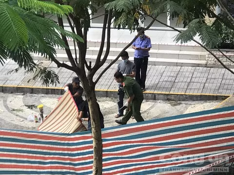  5. Nữ luật sư rơi từ tầng 18 chung cư xuống đất tử vong ở Sài Gòn:Chiều 15/11, Công an quận Thủ Đức, TP.HCM đã khám nghiệm hiện trường và đang điều tra nguyên nhân một phụ nữ rơi trên tầng cao chung cư xuống đất. Khoảng 13h cùng ngày, người dân tại chung cư Sunview Town trên đường Gò Dưa, phường Tam Bình nghe tiếng động mạnh, sau đó phát hiện một người phụ nữ đã tử vong. Danh tính nạn nhân được xác định là chị N.T.M.T (49 tuổi, quê Quảng Nam). Được biết chị T là luật sư, sống một mình ở căn hộ trên tầng 18. Trưa nay chị nhờ một phụ nữ qua chở đi công việc, khi người phụ nữ kia tới thì chị T kêu người phụ nữ ra ngoài để mình đi thay đồ, sau đó chị T vào phòng ngủ đóng cửa lại rồi xảy ra vụ việc. Ảnh: CATP HCM.