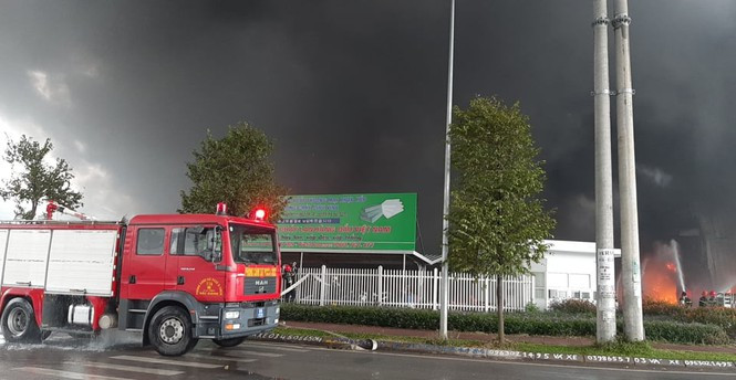  3. Cháy lớn tại công ty sản xuất nhựa xốp KCN Vân Trung, Bắc Giang: Vụ cháy xảy ra vào khoảng 12h30 phút ngày 15/11, tại khu nhà xưởng của Công ty TNHH sản xuất thương mại nhựa xốp EPS chống cháy Sinu Vina, địa chỉ ở KCN Vân Trung (huyện Việt Yên, tỉnh Bắc Giang). Thời điểm xảy ra vụ cháy tại công ty có 9 công nhân và 1 Phó giám đốc. Đến khoảng 13h 55 phút cùng ngày đám cháy đã được dập tắt hoàn toàn. Vụ cháy gây thiệt hại trên 2.100 m2 nhà xưởng, thiệt hại về vật chất hàng tỷ đồng và làm 1 công nhân bị thương.